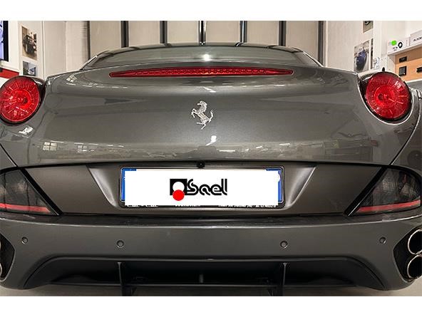 Retrocamera aftermarket installata su Ferrari California